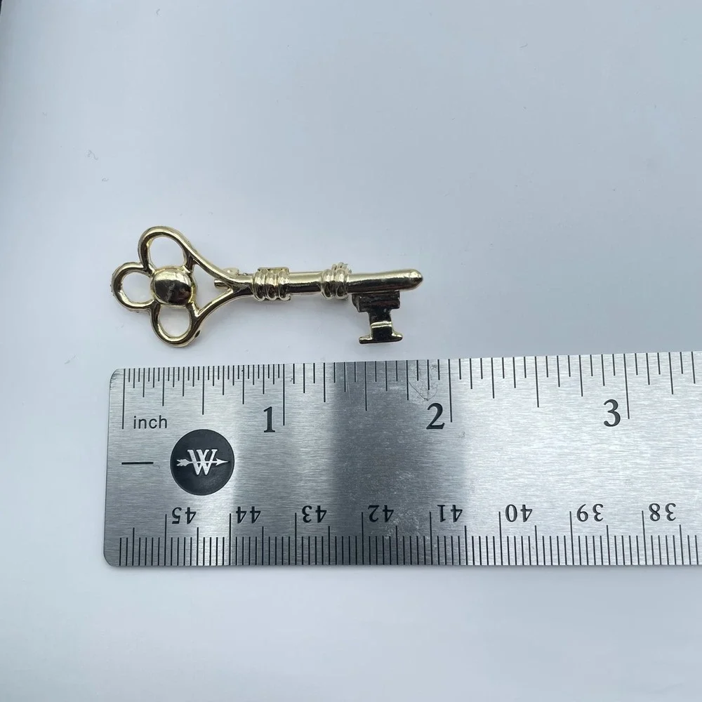 Vintage Gold-Tone Engraved Metal Embellished Skeleton Key Roll-Over Brooch Pin